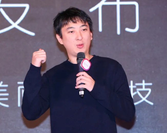 王思聪春节在三亚吃大鹅，还跟老板豪爽碰杯，你怎么看？