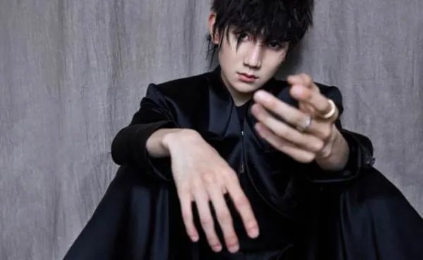 王源吸烟门后首次现身新闻联播，他的道歉你接受吗？