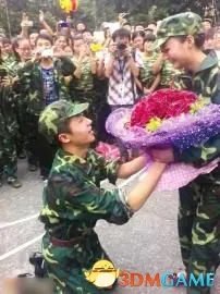 大学情侣军训时定情 男生毕业回校“军训求婚”