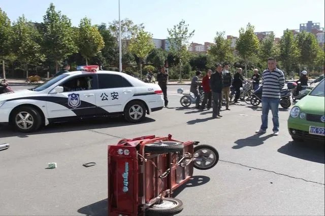 一个酒驾和一个无照驾驶的人发生交通事故是谁的责任？