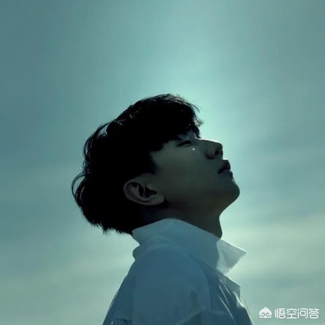 林俊杰新歌《黑夜问白天》的歌词是什么意思?