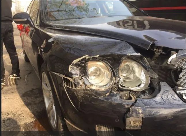 豪华车队迎亲不慎追尾车辆损失严重是怎么回事?