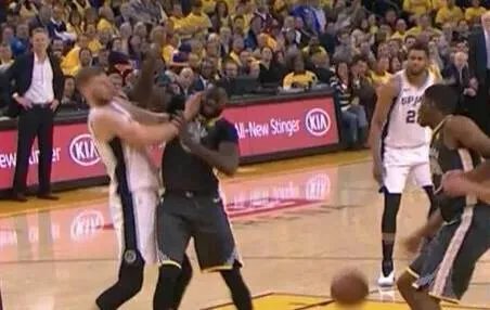 如何看待格林今天在对阵马刺队的恶意犯规?