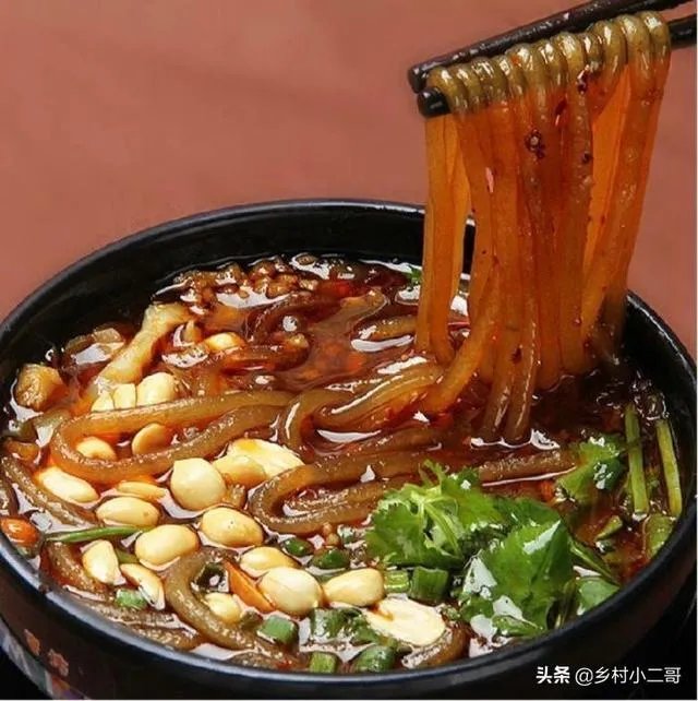 办公室吃酸辣粉被罚款，网友却觉得一点都不委屈，应限制用餐吗？