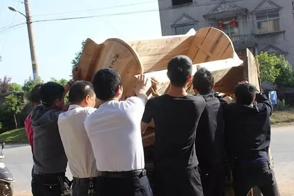 中国的棺材一头高一头低,有什么讲究吗?