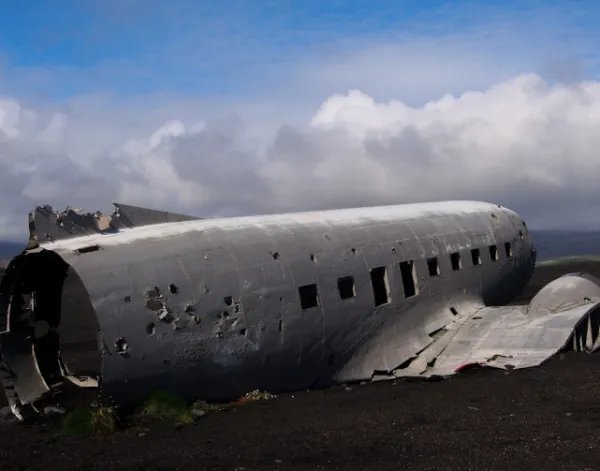 一架飞机在塞尔维亚附近坠毁，坠毁后有无造成他人受伤？