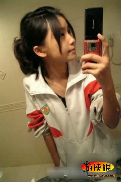 已撸！逆天的95后学生妹子 清纯和风骚综合体