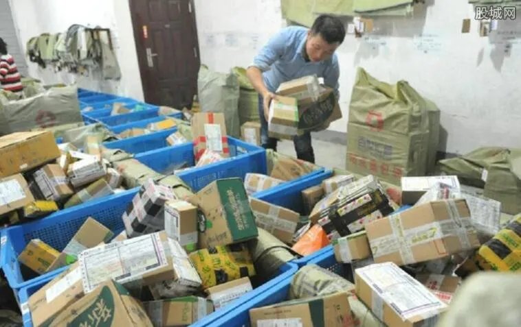 高铁首开快递车厢 你的快递可能在坐高铁