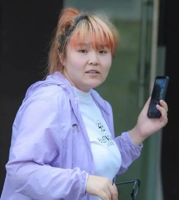 网红郭老师复出了？面具+变声器在别人的直播间现身