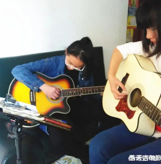 如何快速学吉他