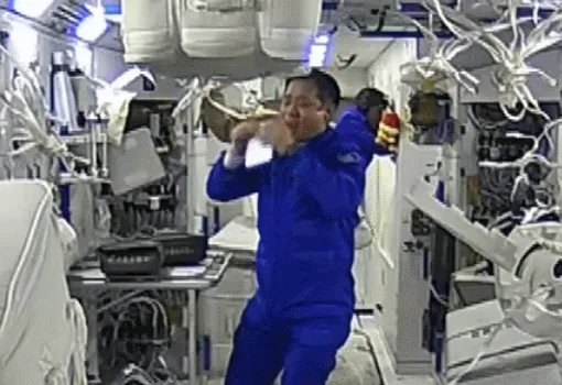 航天员“太空吃播”来了，航天员在中国空间站是怎么吃饭的？