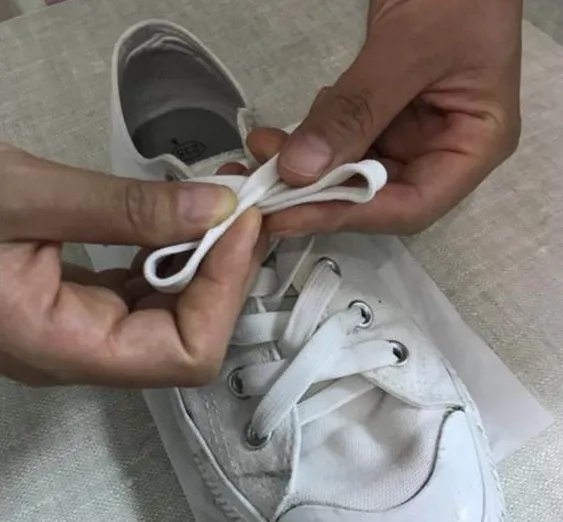 鞋带蝴蝶结的系法图解