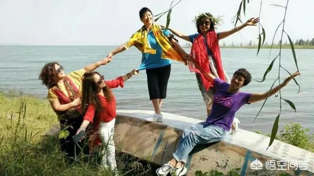 阿姨们照相带7条丝巾挪10次地方，丝巾墨镜成妈妈拍照必备，你的妈妈爱拍丝巾照吗？