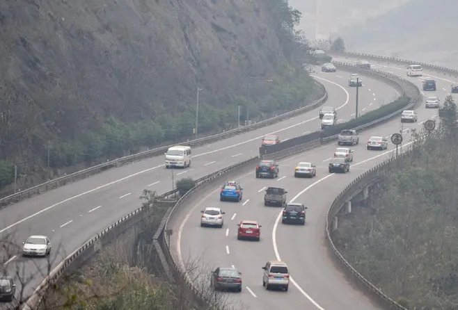 男子开＂病车＂上路跑掉车轮，警察帮助其继续返乡是怎么回事？