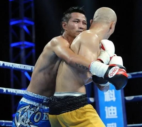 武僧一龙不敌泰国拳王  一龙意外爆冷观众表不满