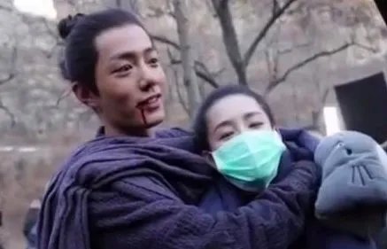 肖战为什么搂李沁脖子？是因为爱吗？