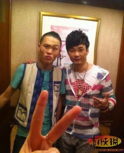 32郎激吻丁少华 《中国好声音》幕后照亲如家人