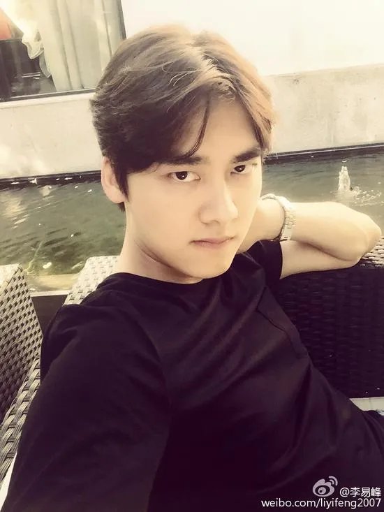 李易峰晒自拍卖萌耍帅挺不住 粉丝:要控制