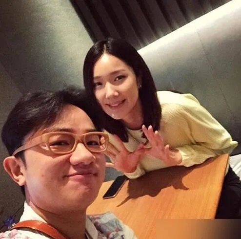 王祖蓝晒家人合影图片 和妈妈简直一模一样