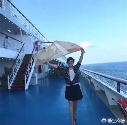 阿姨们照相带7条丝巾挪10次地方，丝巾墨镜成妈妈拍照必备，你的妈妈爱拍丝巾照吗？