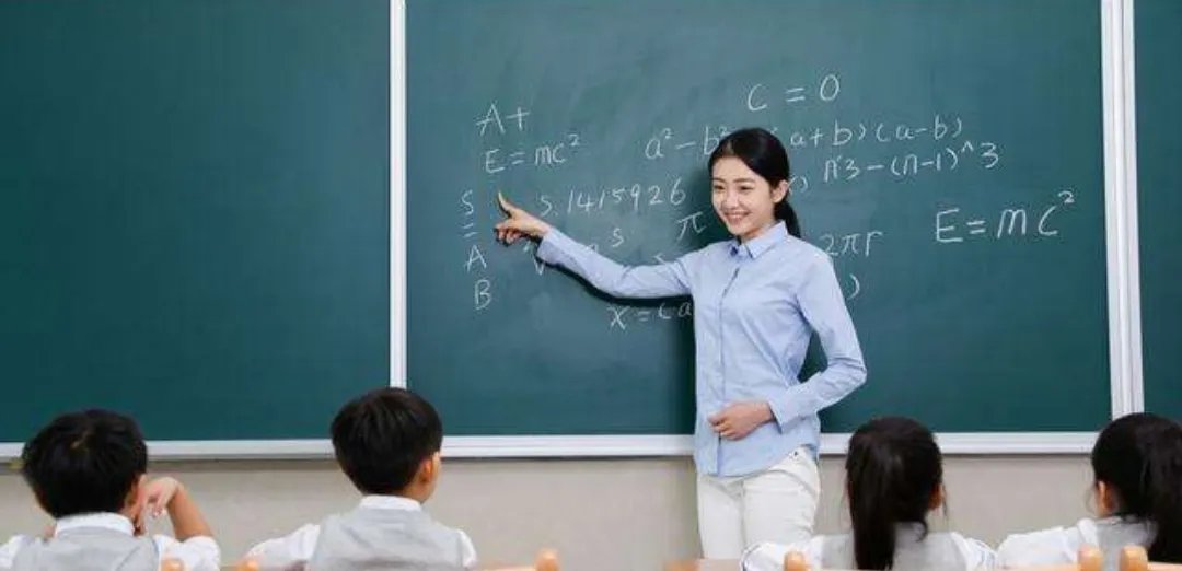 大学老师硬核叫停窗外施工队,是有责任心还是太较真?