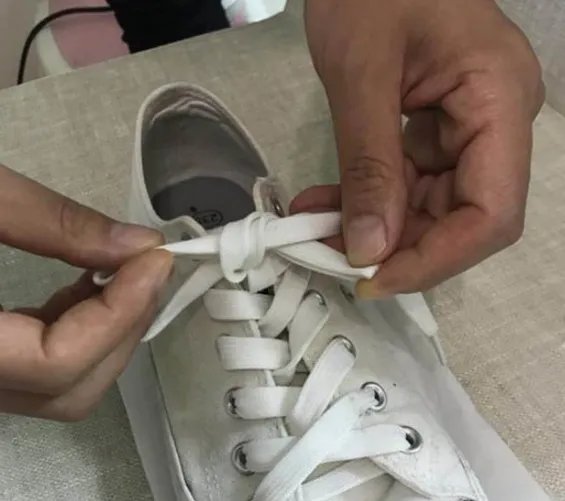 鞋带蝴蝶结的系法图解