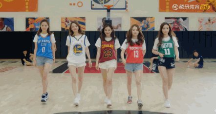 卡佩拉穿中文“饼皇”T恤亮相发布会，这是中国火蜜的力量吗？