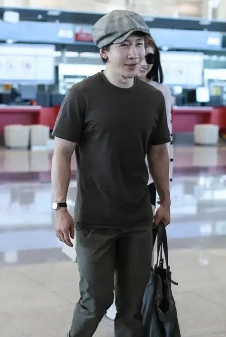 刘谦罕见现身机场，发福到认不出，娇妻随行美如少女，还记得他吗？