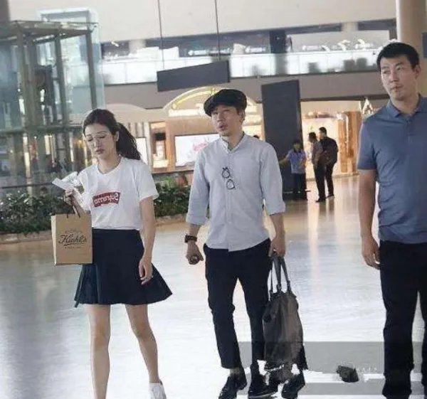 刘谦罕见现身机场，发福到认不出，娇妻随行美如少女，还记得他吗？