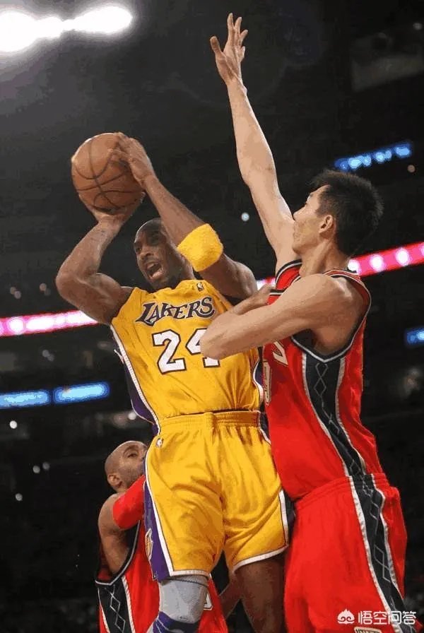 当年易建联在NBA新秀赛季,一拳将挑衅的加内特击倒在地是怎么回事?当时发生了什么?