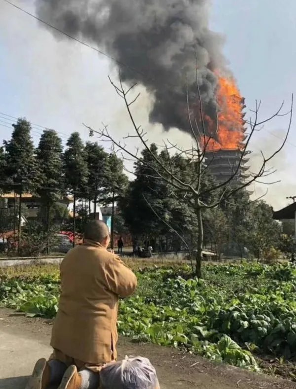 四川亚洲第一高木塔起火情形如何?