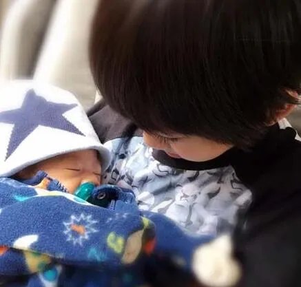 kimi小小志真名大曝光 变身暖男给弟弟念故事书