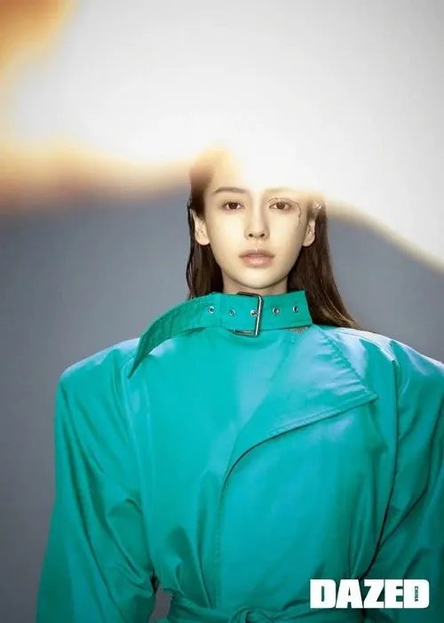 Angelababy两米长辫时尚感十足 将长辫当剑用霸气十足