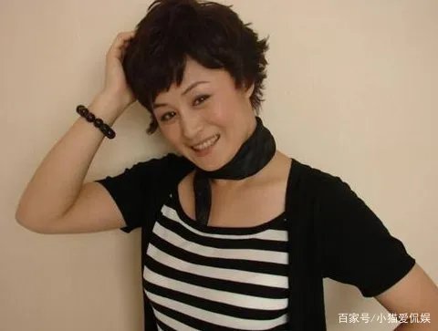 于月仙车祸去世，四人同乘一辆车，唯独她当场去世，谁来承担这起事故责任？