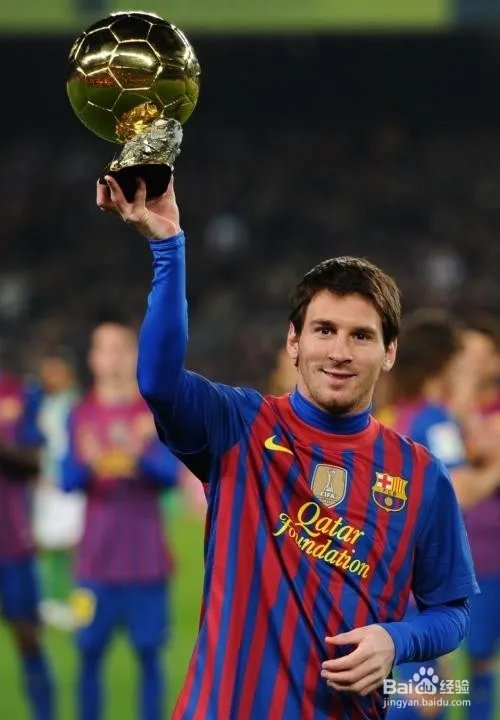 PS一张梅西高举世界杯的图片