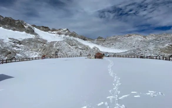 三伏天秒回“冬季”，四川达古冰川景区下雪了，这一景象是如何形成的？