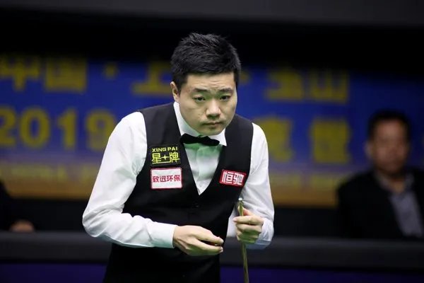 丁俊晖在晋级16强的比赛中有什么惊人的表现？