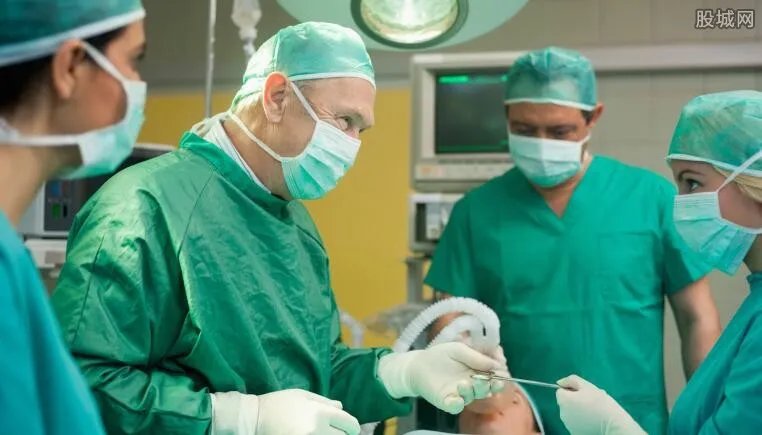 小伙花43万整容变性 男性整容的风险有多高