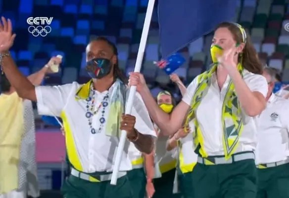 飒爽英姿!中国奥运代表团正式亮相 红色西装闪耀全场