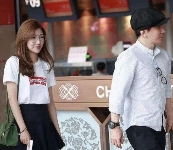 刘谦罕见现身机场，发福到认不出，娇妻随行美如少女，还记得他吗？