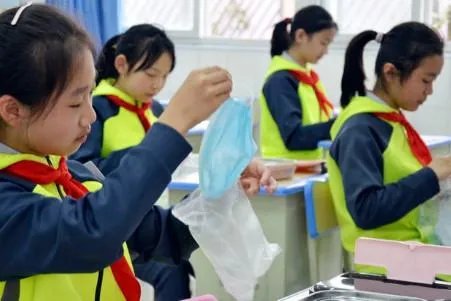 河北一小学13名学生感染，仅吃饭时摘口罩，为何还是防不住？
