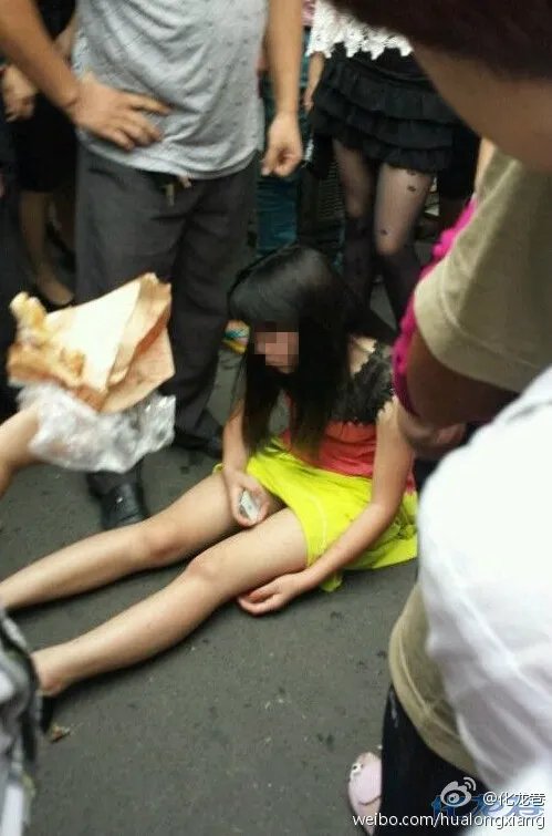 江苏14岁少女打扮成熟 当街与父亲发生肢体冲突