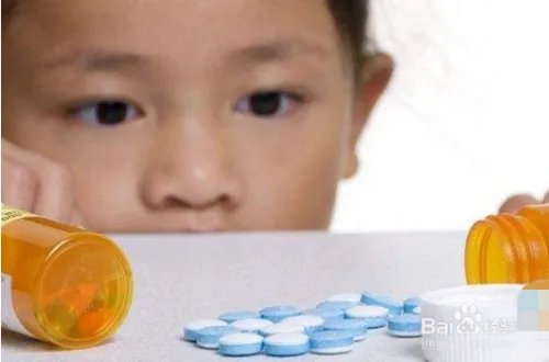 将鼠药当糖分同学，家长竟称是中成药！