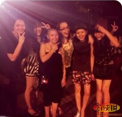 32郎激吻丁少华 《中国好声音》幕后照亲如家人