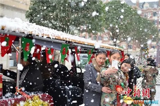 四川一高校人工降雪过圣诞节 男生雪地向女友表白
