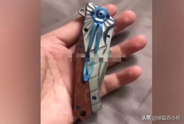 飞刀从天而降直插男子后脑勺，他还能自己进救护车，到底咋回事？