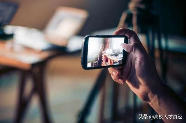 作为家长你需要教师直播讲课，还是教师放点名师讲课视频就行了？