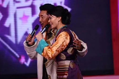 容中尔甲的老婆照片曝光 容中尔甲：一辈子亏欠老婆