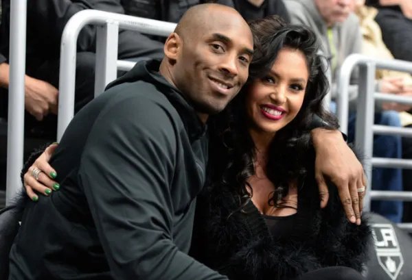 瓦妮莎买回被拍卖的科比藏品的过程是怎样的？