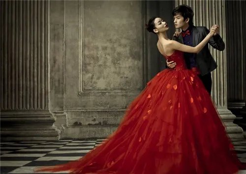 红色婚纱图片欣赏 红色婚纱赋予婚礼的意义